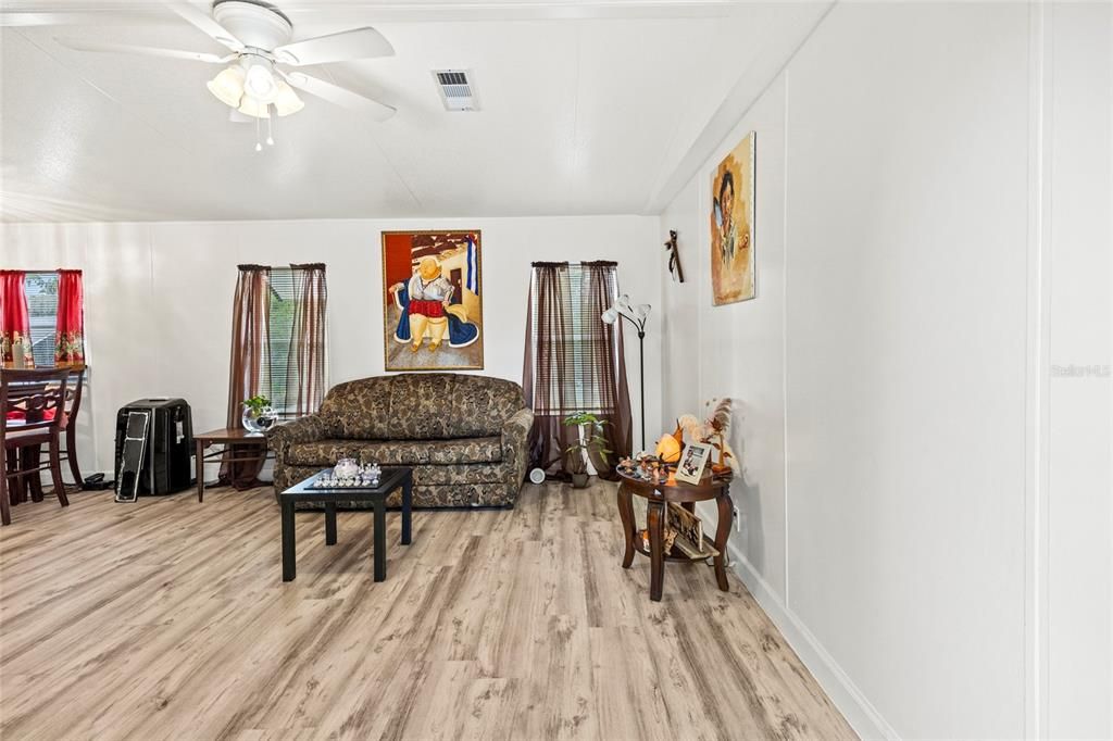 For Sale: $189,900 (3 beds, 2 baths, 1064 Square Feet)