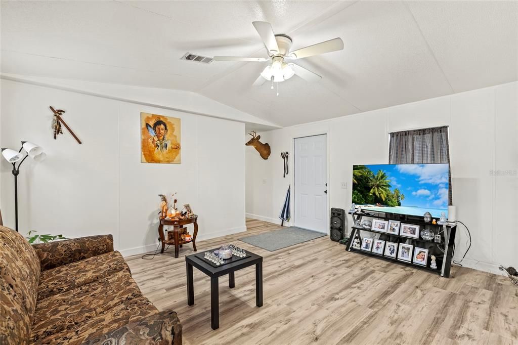 For Sale: $189,900 (3 beds, 2 baths, 1064 Square Feet)