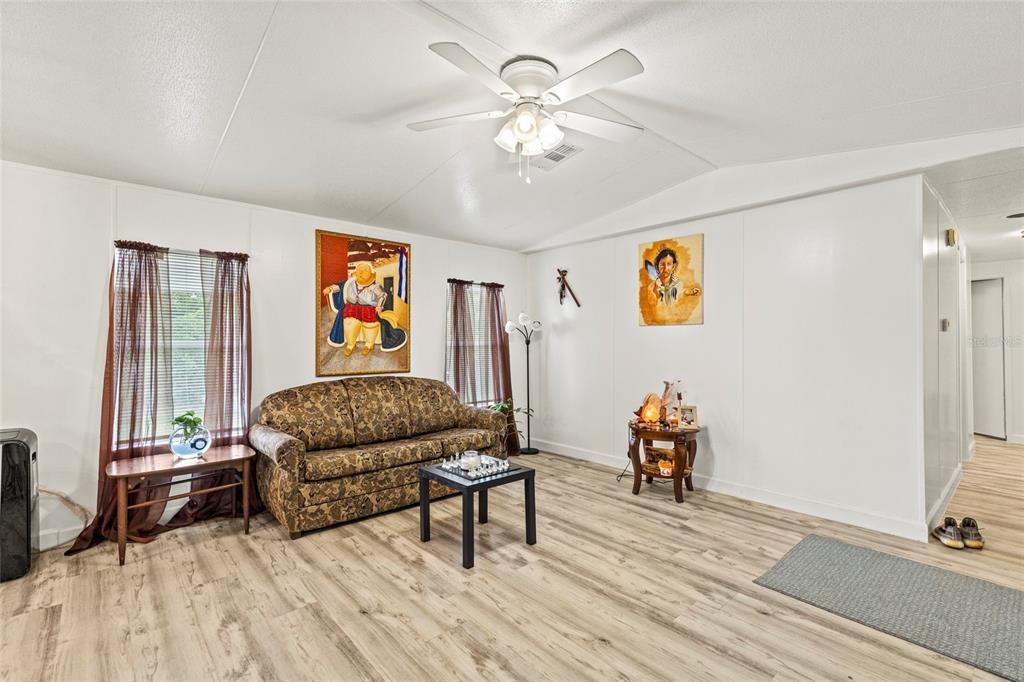 For Sale: $189,900 (3 beds, 2 baths, 1064 Square Feet)