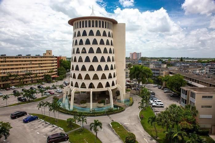 For Sale: $135,000 (1 beds, 1 baths, 909 Square Feet)