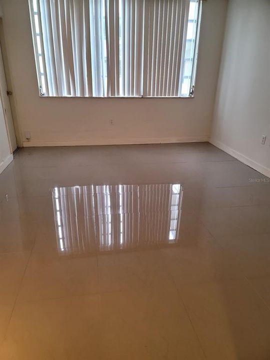 For Sale: $135,000 (1 beds, 1 baths, 909 Square Feet)