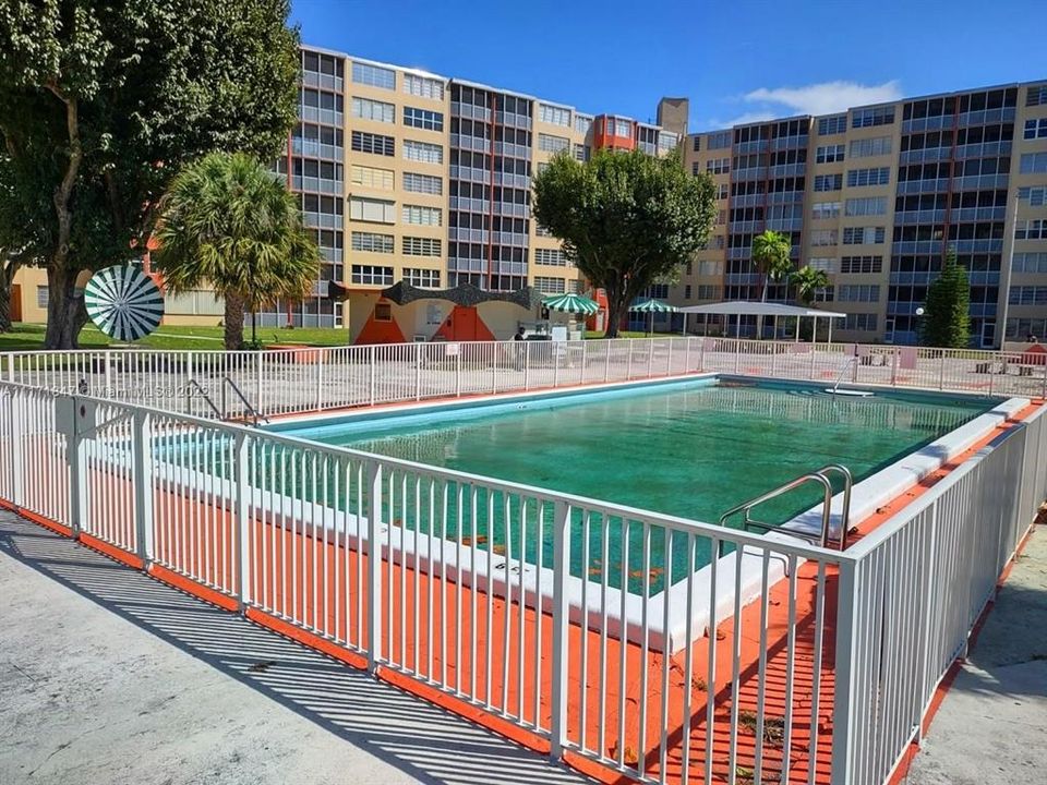 For Sale: $135,000 (1 beds, 1 baths, 909 Square Feet)