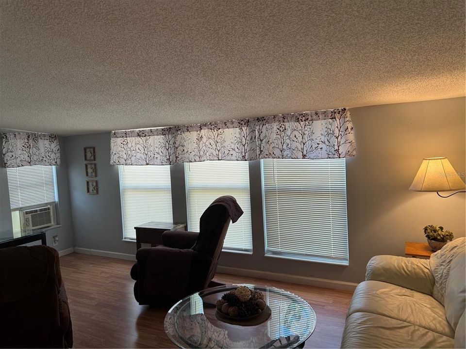 合同活跃: $149,900 (2 贝兹, 2 浴室, 1009 平方英尺)