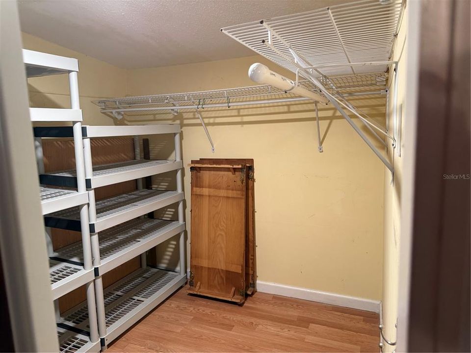 合同活跃: $149,900 (2 贝兹, 2 浴室, 1009 平方英尺)