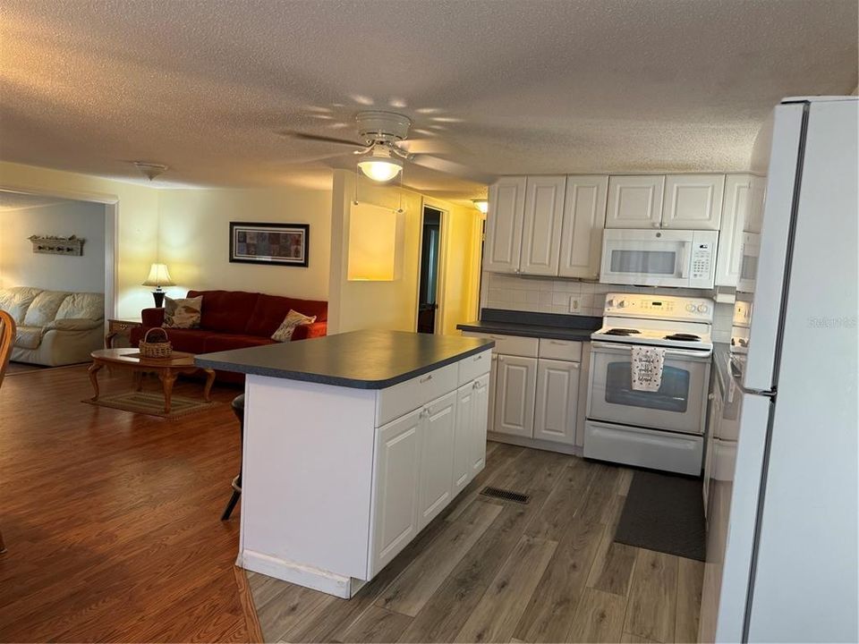 合同活跃: $149,900 (2 贝兹, 2 浴室, 1009 平方英尺)