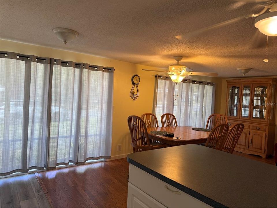 合同活跃: $149,900 (2 贝兹, 2 浴室, 1009 平方英尺)