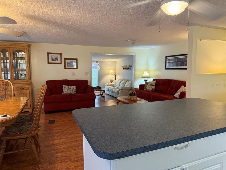 合同活跃: $149,900 (2 贝兹, 2 浴室, 1009 平方英尺)