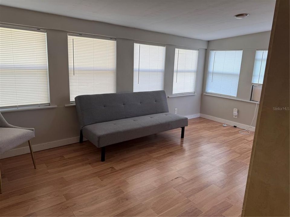 合同活跃: $149,900 (2 贝兹, 2 浴室, 1009 平方英尺)