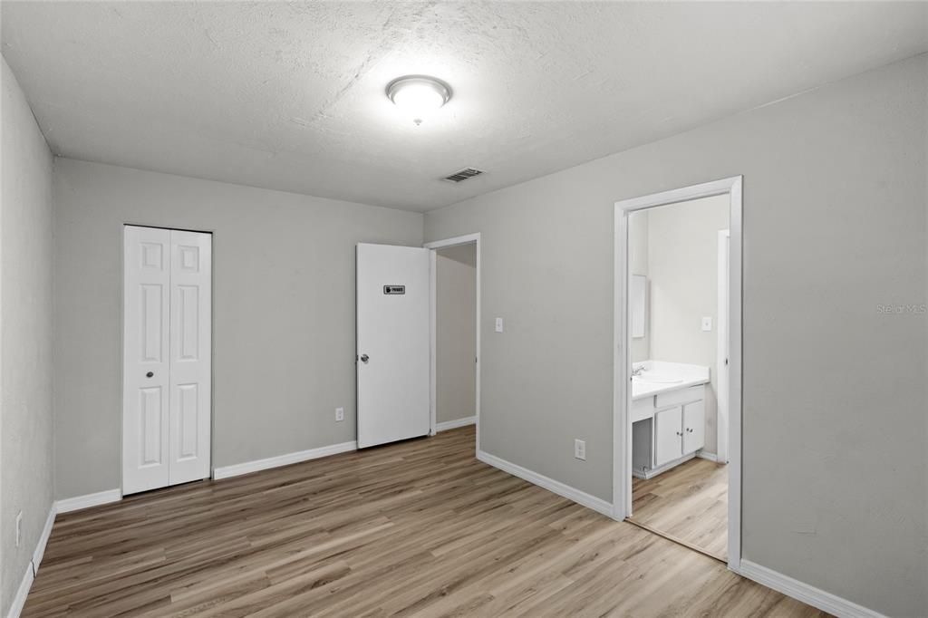 Active With Contract: $100,000 (2 beds, 1 baths, 1164 Square Feet)