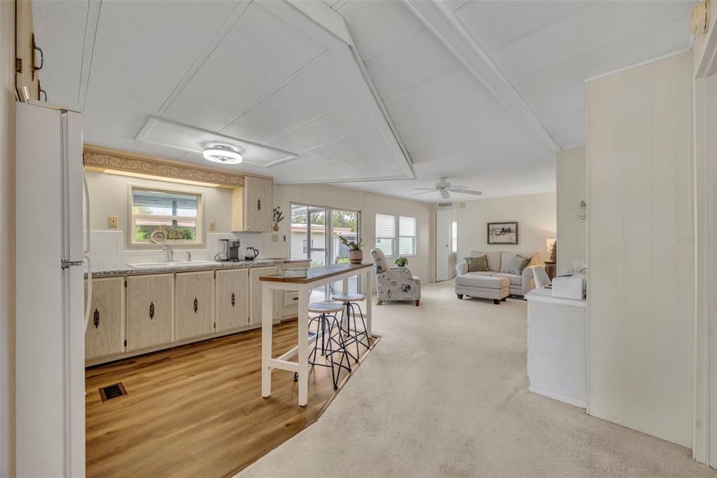 合同活跃: $129,900 (2 贝兹, 2 浴室, 1368 平方英尺)