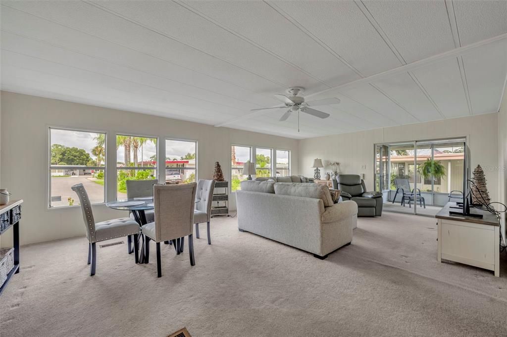 合同活跃: $129,900 (2 贝兹, 2 浴室, 1368 平方英尺)