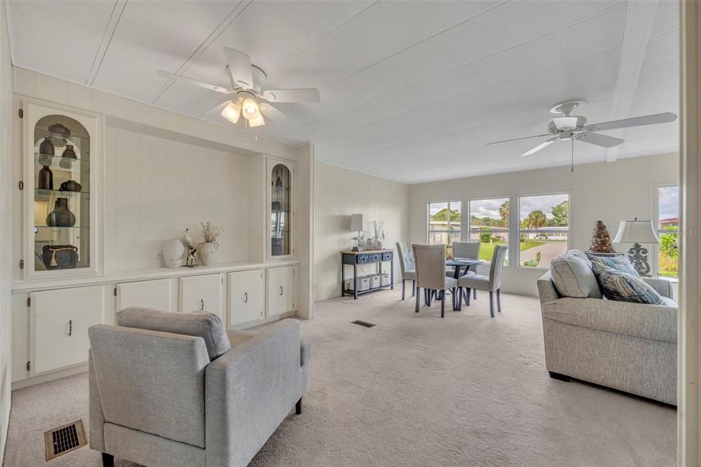 合同活跃: $129,900 (2 贝兹, 2 浴室, 1368 平方英尺)