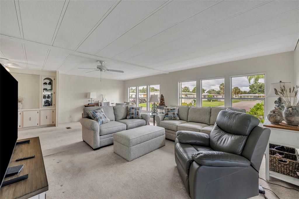 合同活跃: $129,900 (2 贝兹, 2 浴室, 1368 平方英尺)