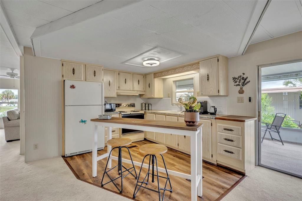 合同活跃: $129,900 (2 贝兹, 2 浴室, 1368 平方英尺)