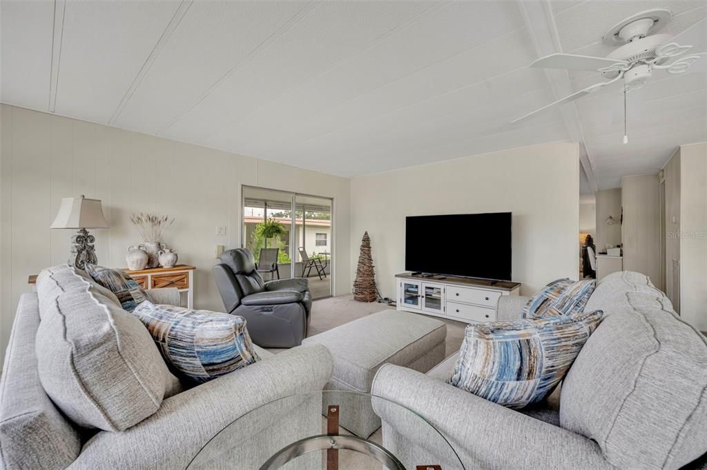 合同活跃: $129,900 (2 贝兹, 2 浴室, 1368 平方英尺)