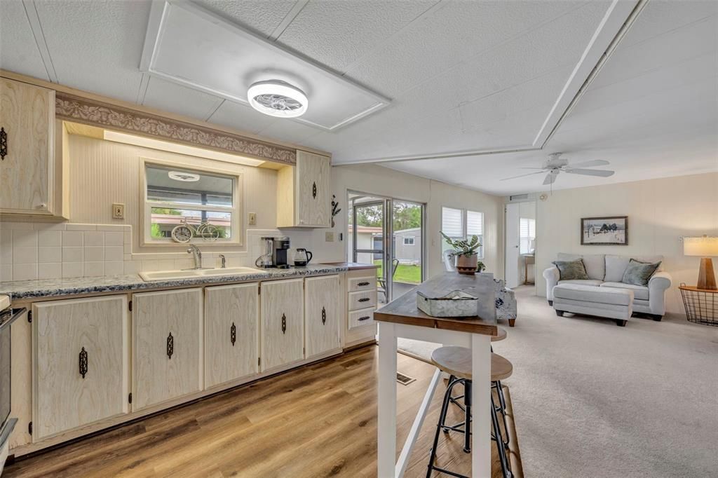 合同活跃: $129,900 (2 贝兹, 2 浴室, 1368 平方英尺)