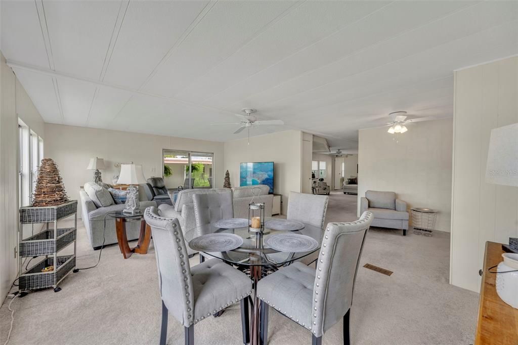 合同活跃: $129,900 (2 贝兹, 2 浴室, 1368 平方英尺)