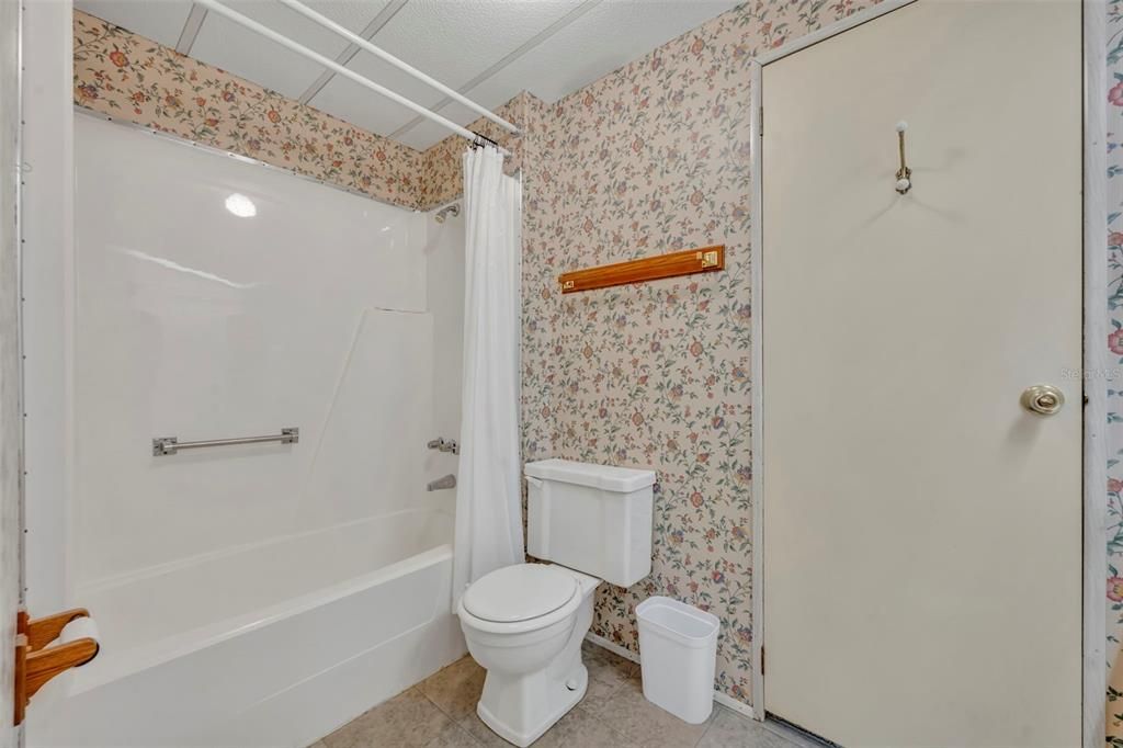 合同活跃: $129,900 (2 贝兹, 2 浴室, 1368 平方英尺)