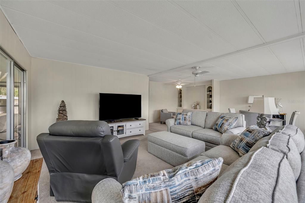 合同活跃: $129,900 (2 贝兹, 2 浴室, 1368 平方英尺)