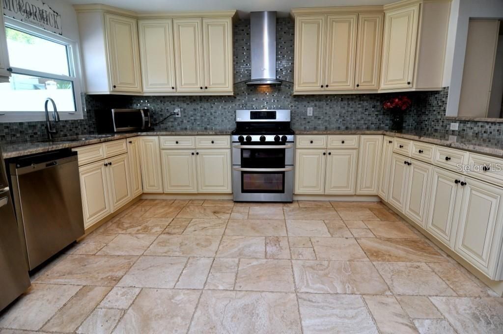 出租: $7,200 (3 贝兹, 2 浴室, 2341 平方英尺)