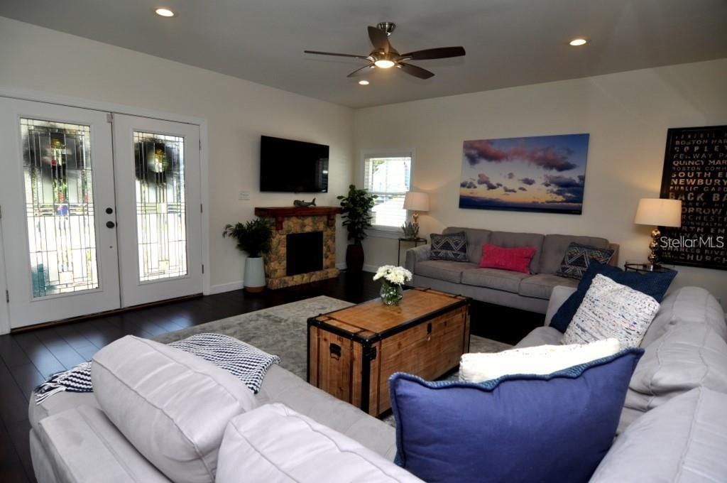 出租: $7,200 (3 贝兹, 2 浴室, 2341 平方英尺)