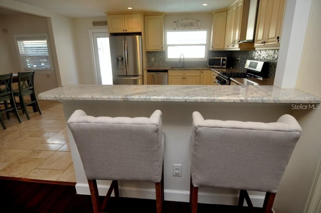 出租: $7,200 (3 贝兹, 2 浴室, 2341 平方英尺)