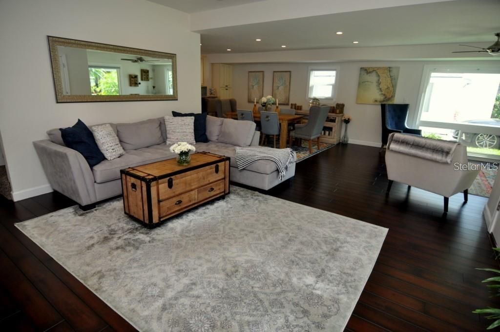 出租: $7,200 (3 贝兹, 2 浴室, 2341 平方英尺)