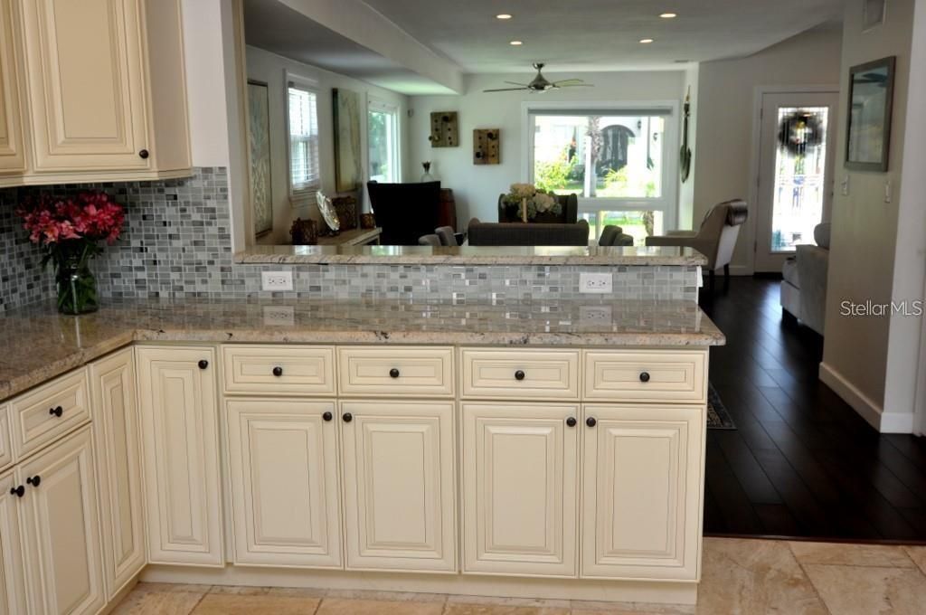 出租: $7,200 (3 贝兹, 2 浴室, 2341 平方英尺)