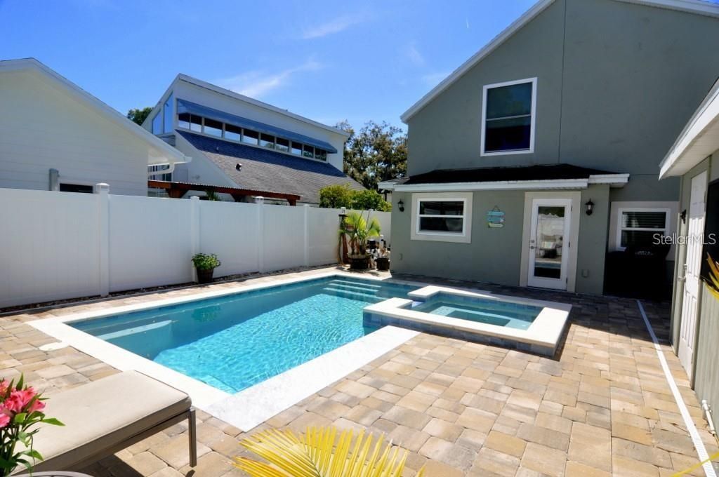 出租: $7,200 (3 贝兹, 2 浴室, 2341 平方英尺)