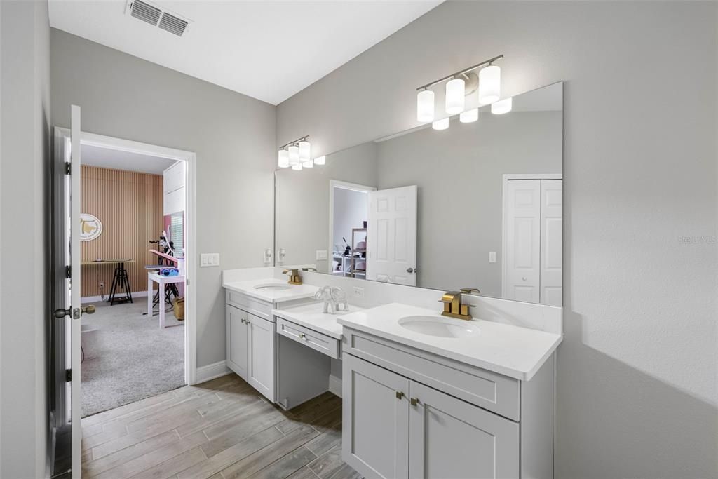 For Sale: $625,000 (5 beds, 4 baths, 3761 Square Feet)