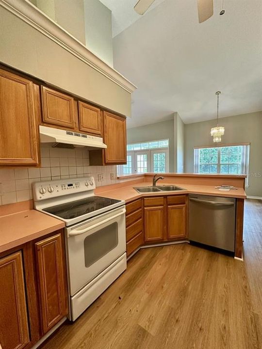 出租: $2,600 (4 贝兹, 2 浴室, 2064 平方英尺)