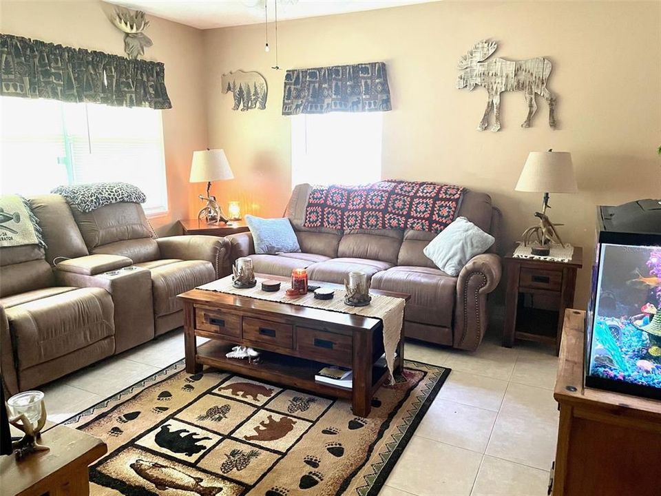 For Sale: $164,900 (2 beds, 1 baths, 864 Square Feet)