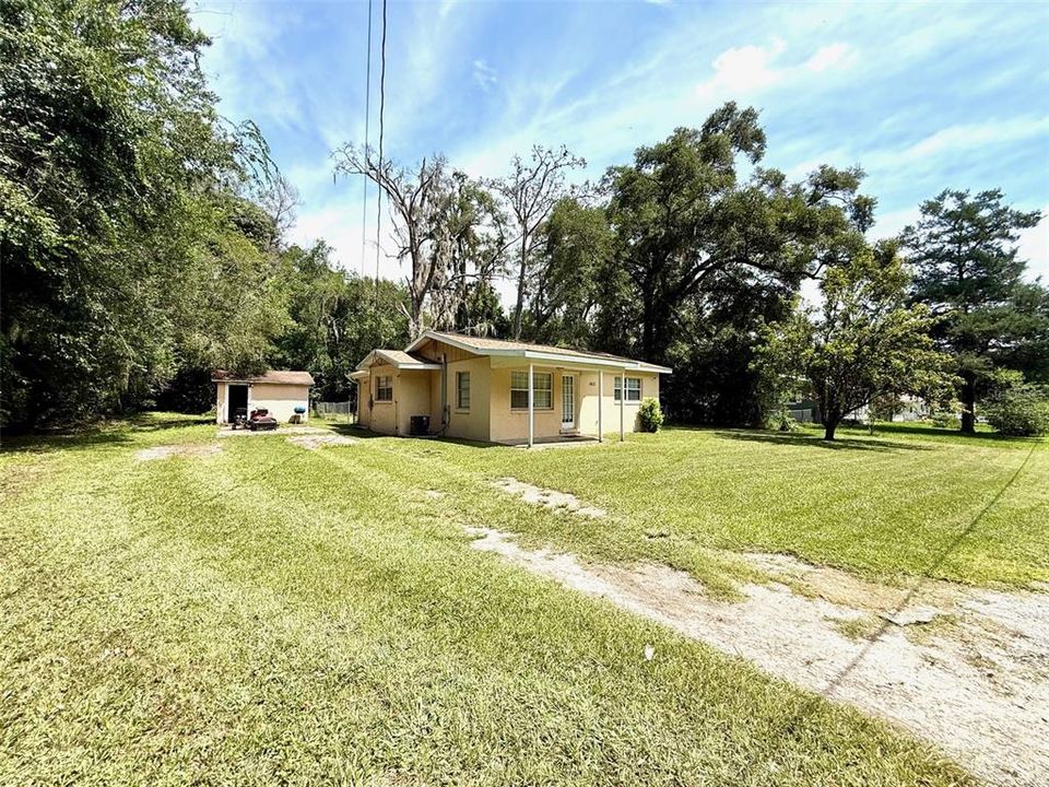 For Sale: $164,900 (2 beds, 1 baths, 864 Square Feet)