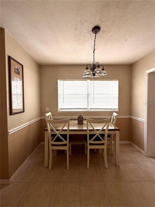 For Sale: $164,900 (2 beds, 1 baths, 864 Square Feet)