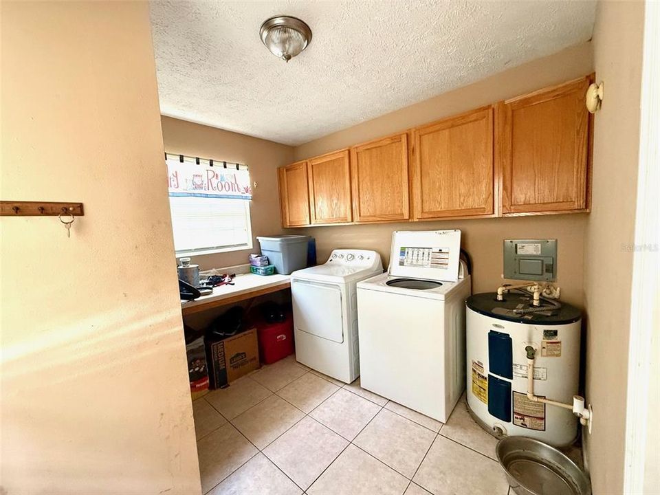 For Sale: $164,900 (2 beds, 1 baths, 864 Square Feet)