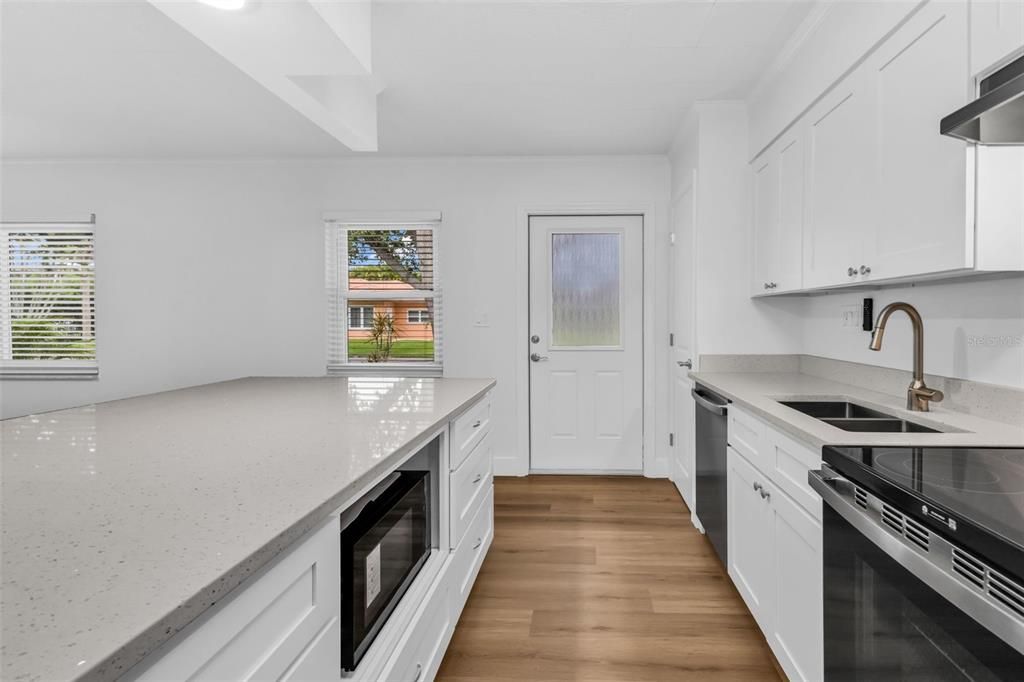 Под контрактом: $350,000 (4 спален, 0 ванн, 2016 Квадратных фут)