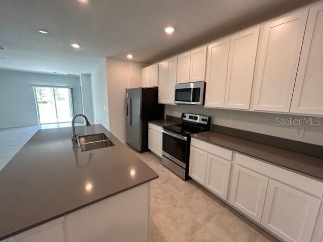 合同活跃: $2,250 (5 贝兹, 2 浴室, 2430 平方英尺)