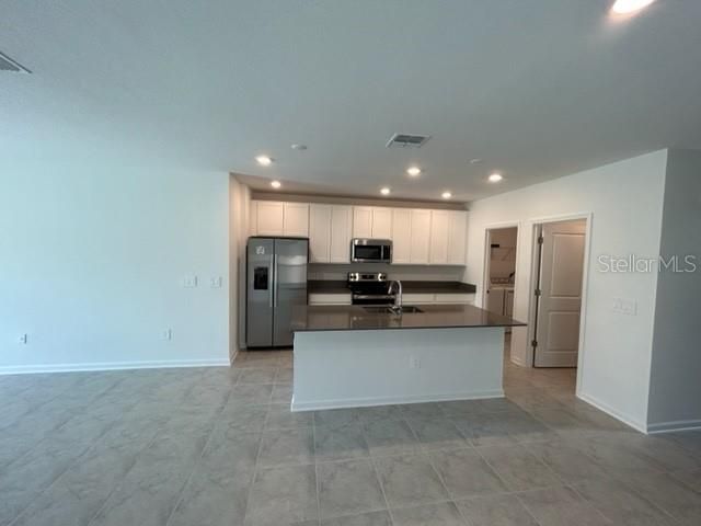 合同活跃: $2,250 (5 贝兹, 2 浴室, 2430 平方英尺)