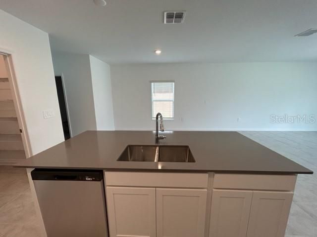 合同活跃: $2,250 (5 贝兹, 2 浴室, 2430 平方英尺)