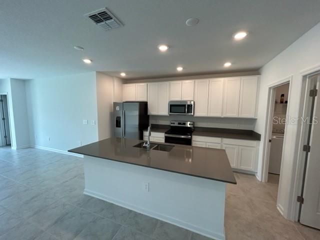 合同活跃: $2,250 (5 贝兹, 2 浴室, 2430 平方英尺)