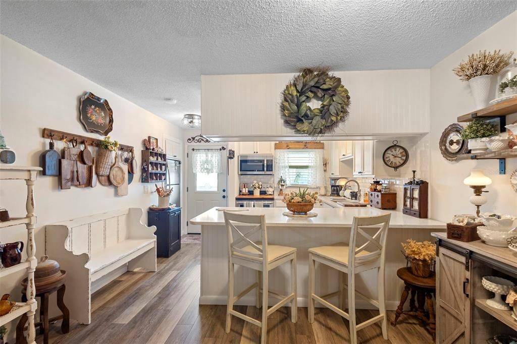 Active With Contract: $179,900 (2 beds, 1 baths, 930 Square Feet)