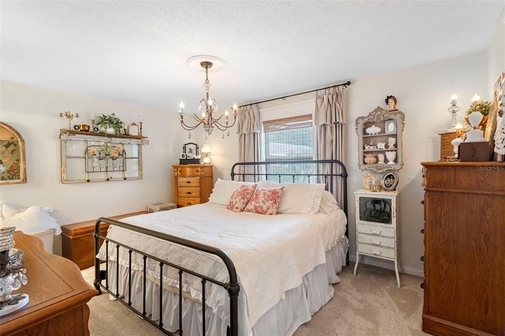 Active With Contract: $179,900 (2 beds, 1 baths, 930 Square Feet)