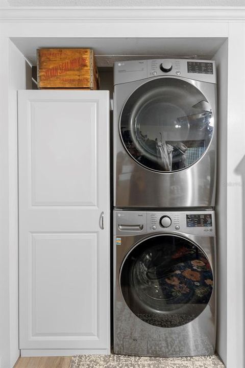 Active With Contract: $179,900 (2 beds, 1 baths, 930 Square Feet)