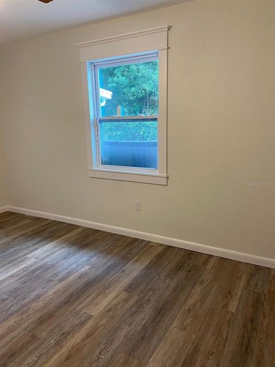 Active With Contract: $179,900 (2 beds, 1 baths, 930 Square Feet)