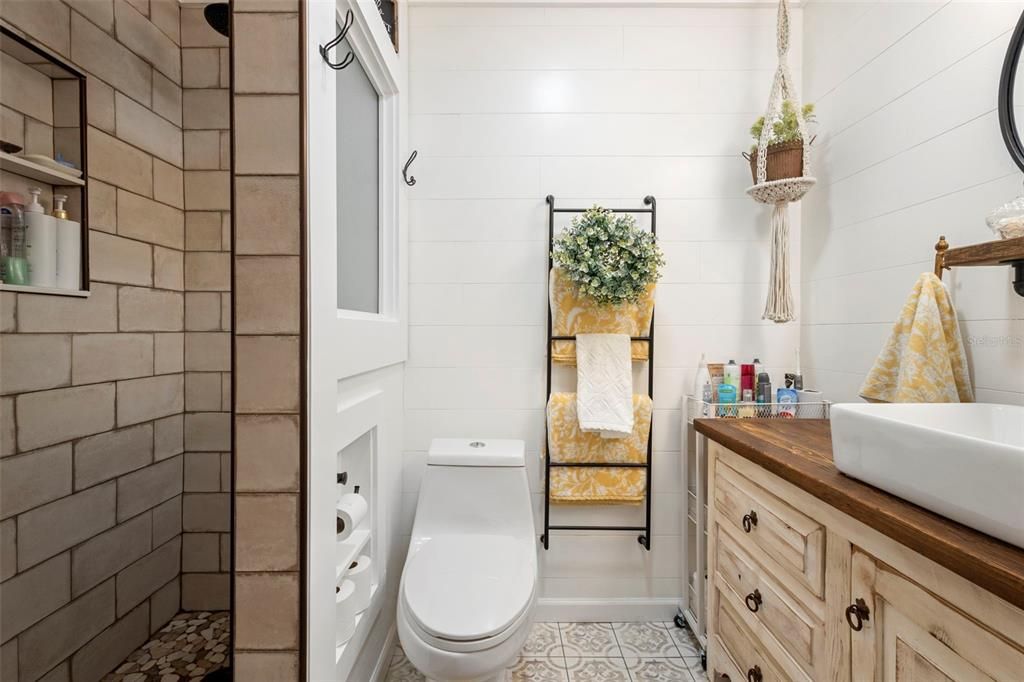 Active With Contract: $179,900 (2 beds, 1 baths, 930 Square Feet)