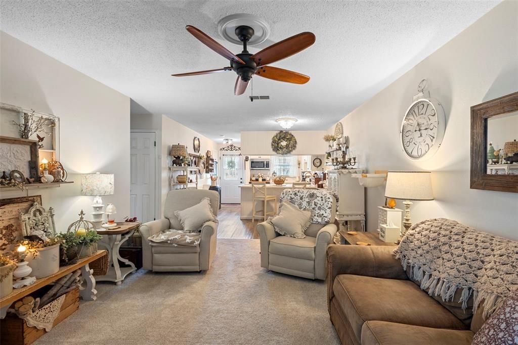 Active With Contract: $179,900 (2 beds, 1 baths, 930 Square Feet)