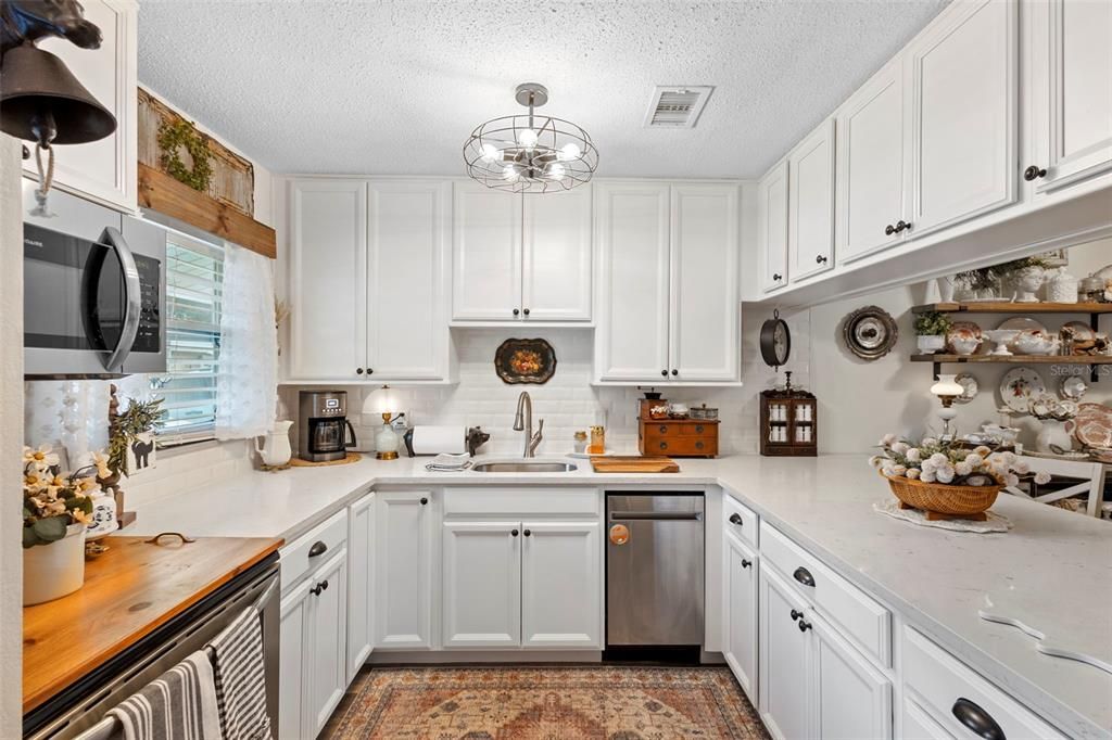 Active With Contract: $179,900 (2 beds, 1 baths, 930 Square Feet)