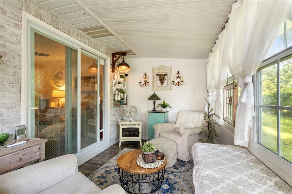 Active With Contract: $179,900 (2 beds, 1 baths, 930 Square Feet)