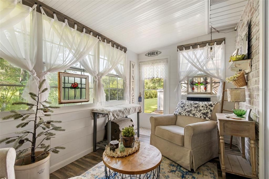 Active With Contract: $179,900 (2 beds, 1 baths, 930 Square Feet)