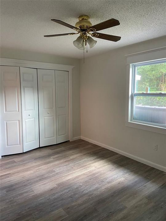 Active With Contract: $179,900 (2 beds, 1 baths, 930 Square Feet)